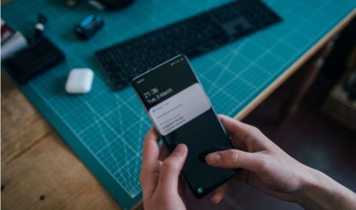 Manos sujetando un teléfono móvil